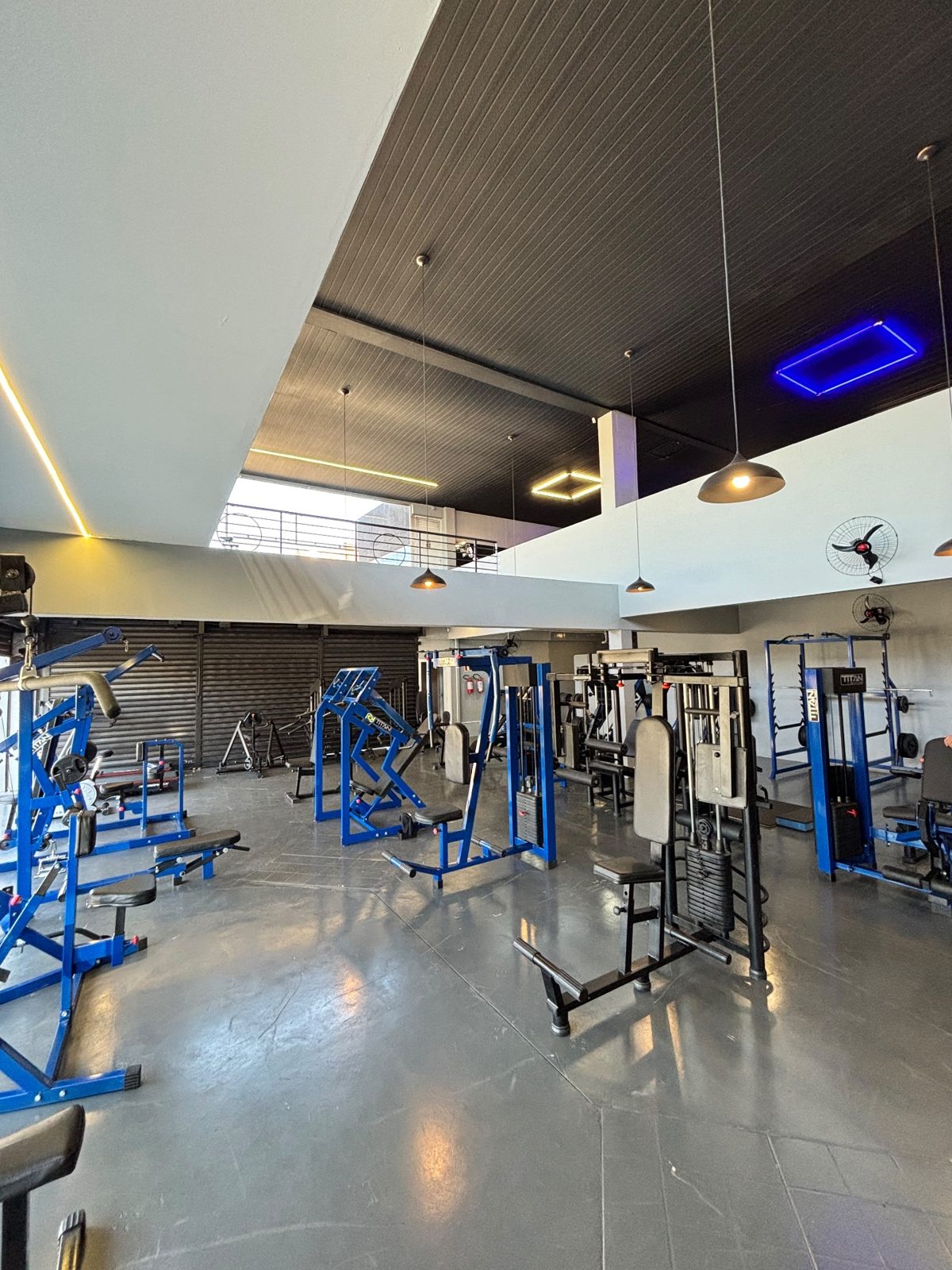 Área de musculação com iluminação azul